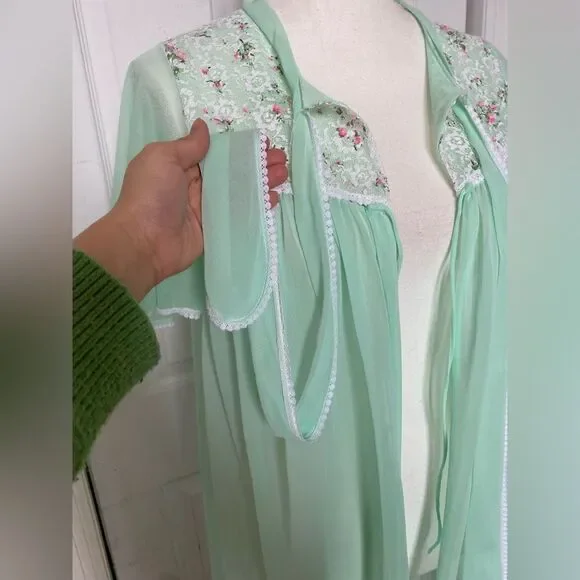 1960s Mint Vanilla Colored Floral Lace Night Gown / Robe - Picture 7 of 9